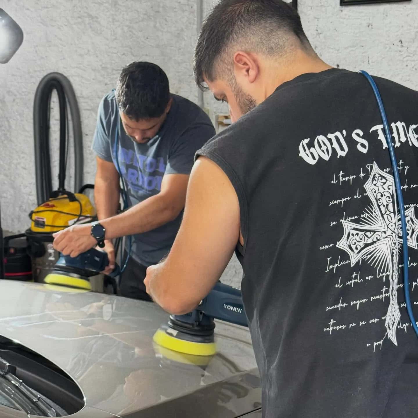 Alumnos practicando pulido sobre un vehículo durante un curso de Cursos Detailer