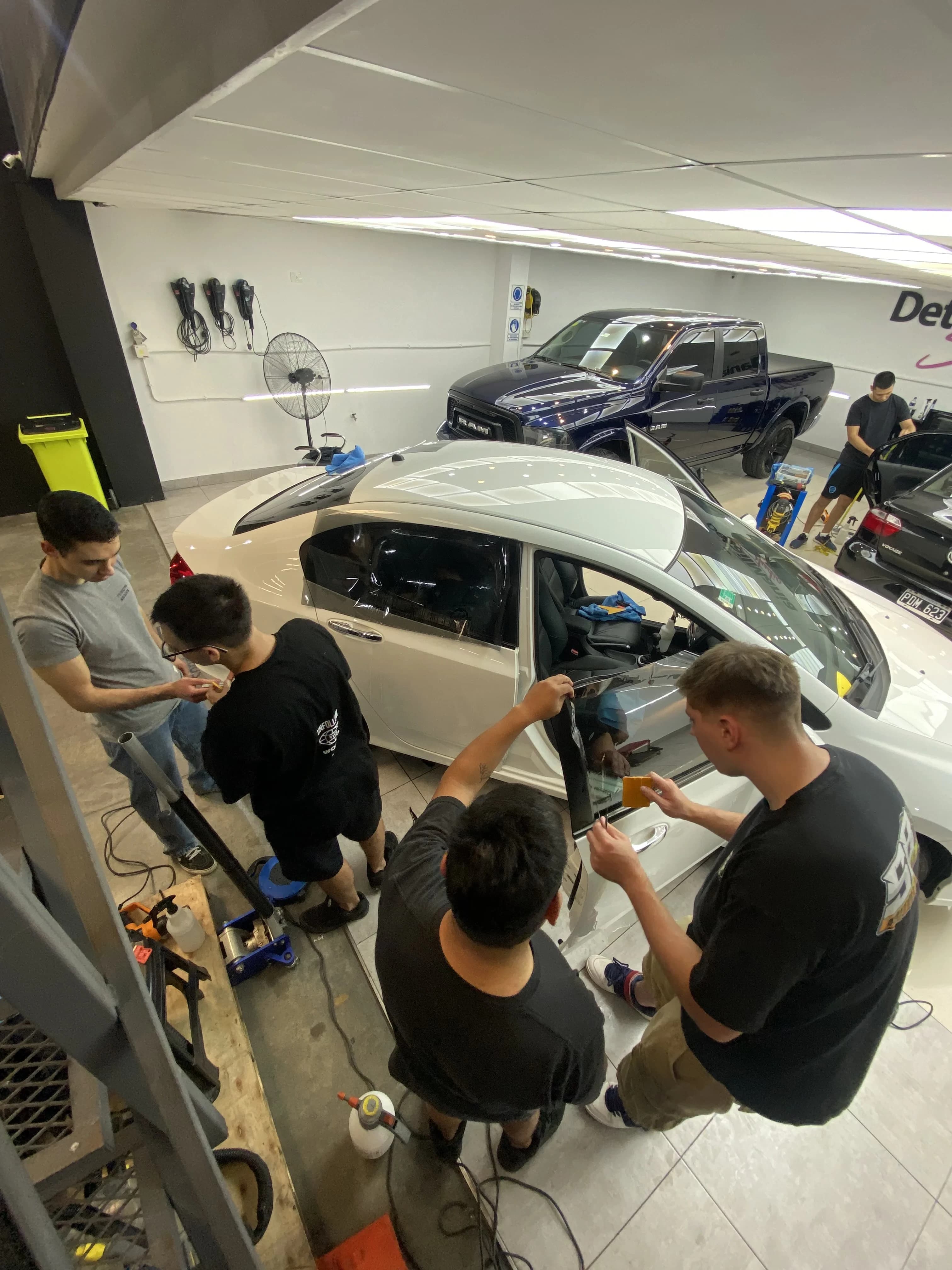 Alumno practicando polarizado automotor
